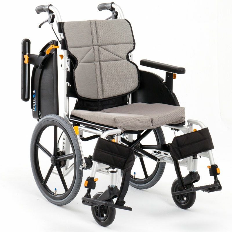 更に値下げさせて頂きました　新品　車椅子　格安　 介助用六輪車いす NEXT-81B「ネクストコア-くるり 介助用 エアータイヤ